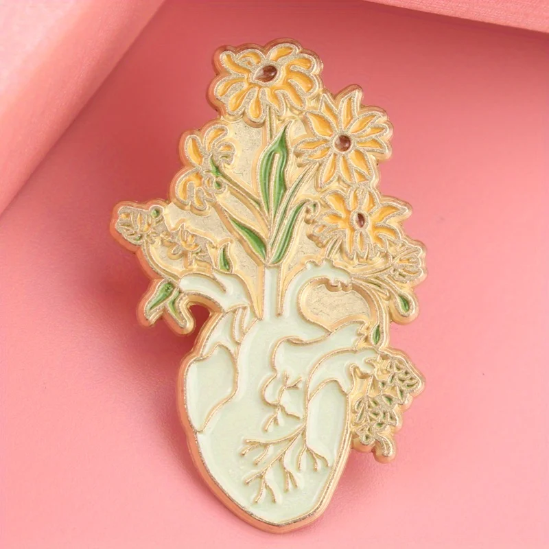 Broche corazón anatómico floral en resina dorada - imagen 4