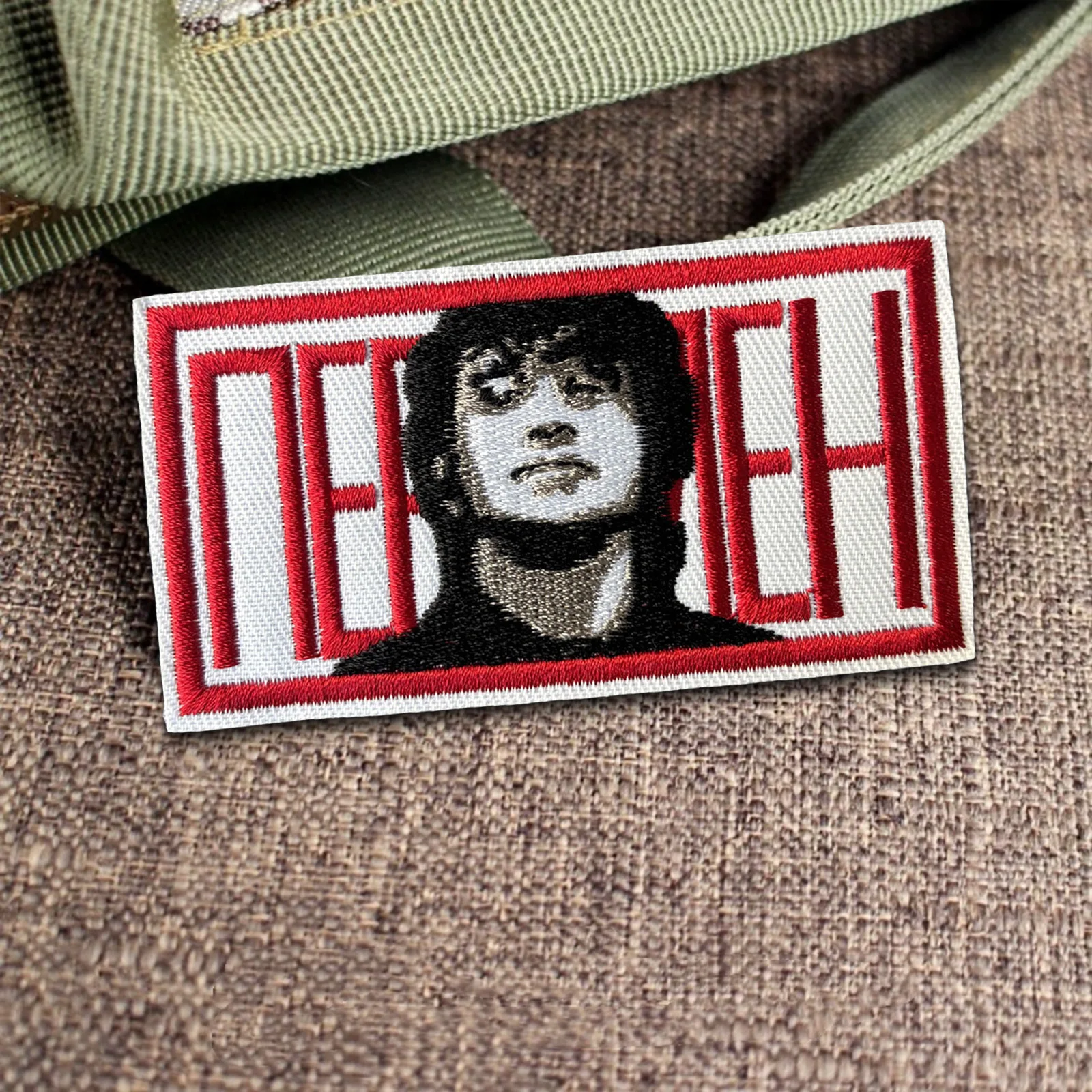 Parche listo para aplicar en mochila o chaqueta