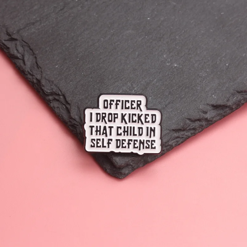 Broche de esmalte frase defensa personal estilo cinético crítico