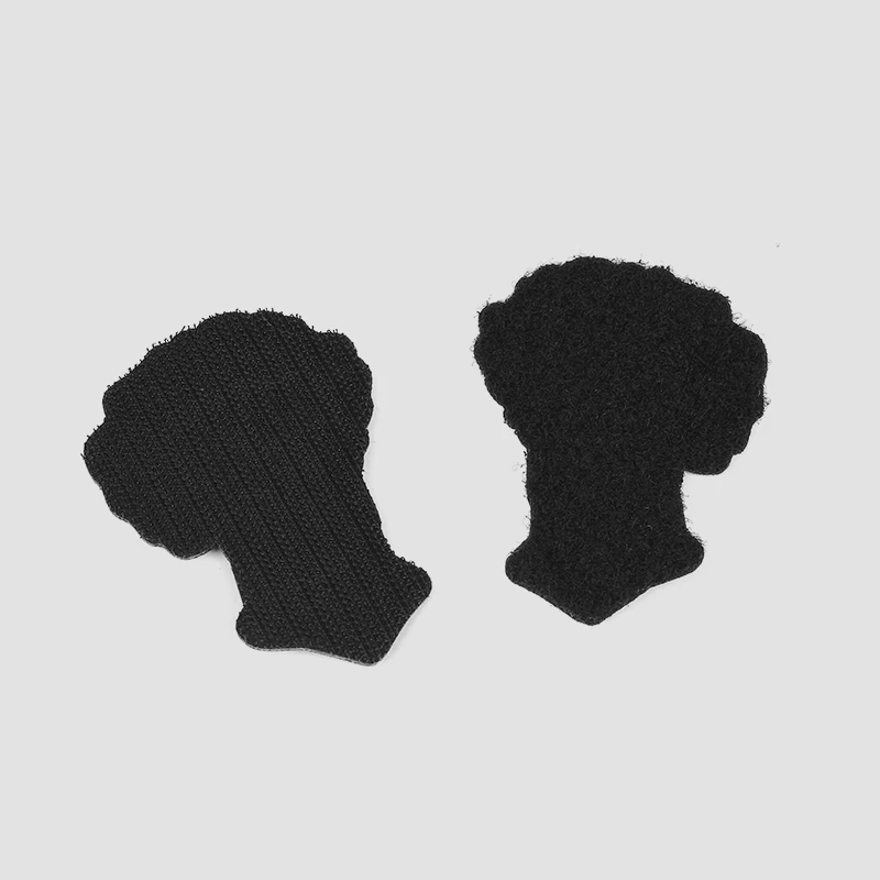 Dos sombreros negros con el pelo