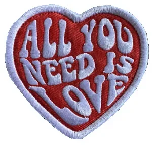 Parche bordado corazón Todo lo que necesitas es amor gancho y bucle - imagen 5