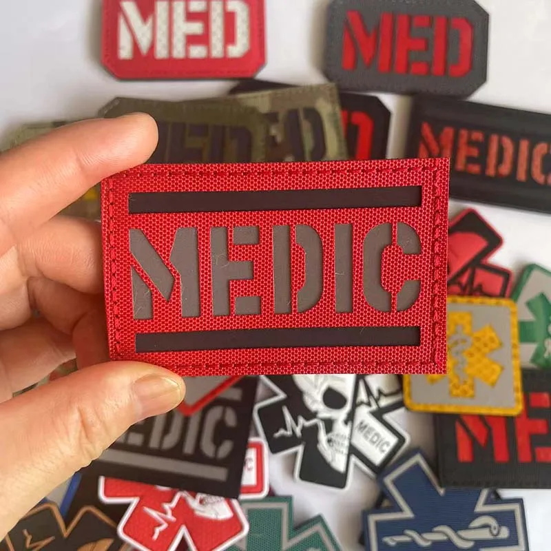 Emblema médico para señalización táctica
