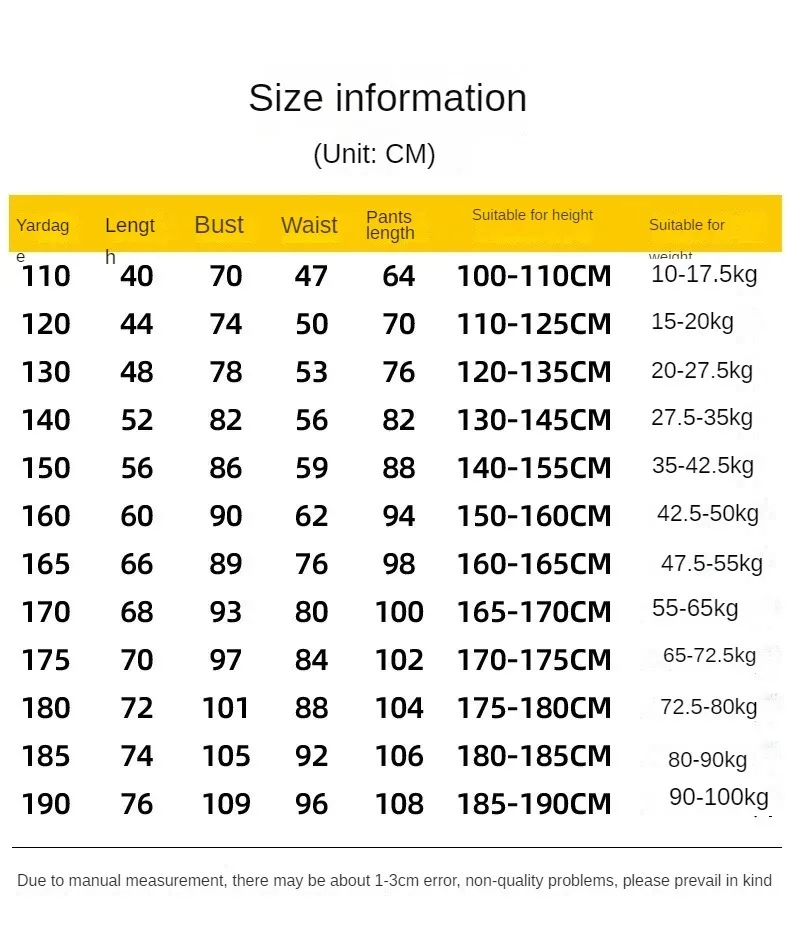 Familia usando el uniforme en entorno boscoso