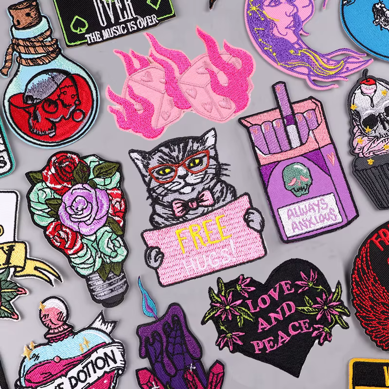 Parche bordado termoadhesivo rosa punk calavera para planchar o coser