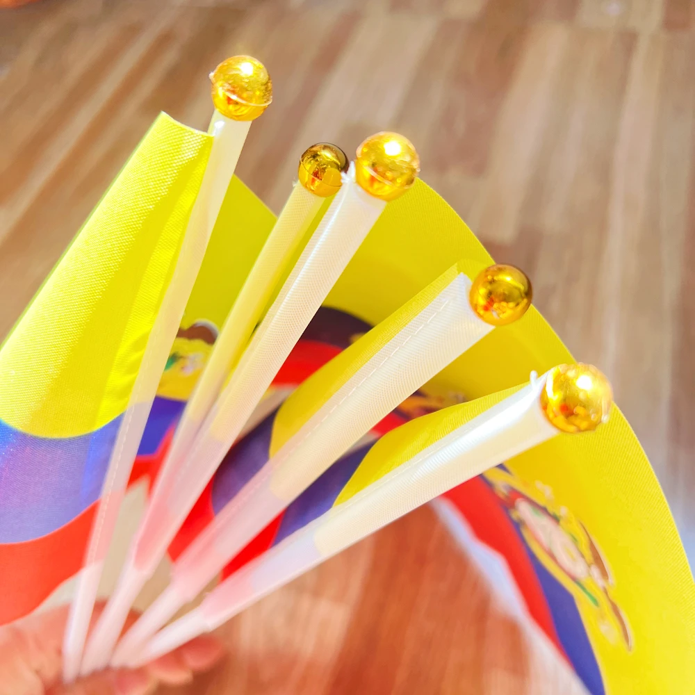 Bandera de Ecuador con asta plástica para eventos deportivos