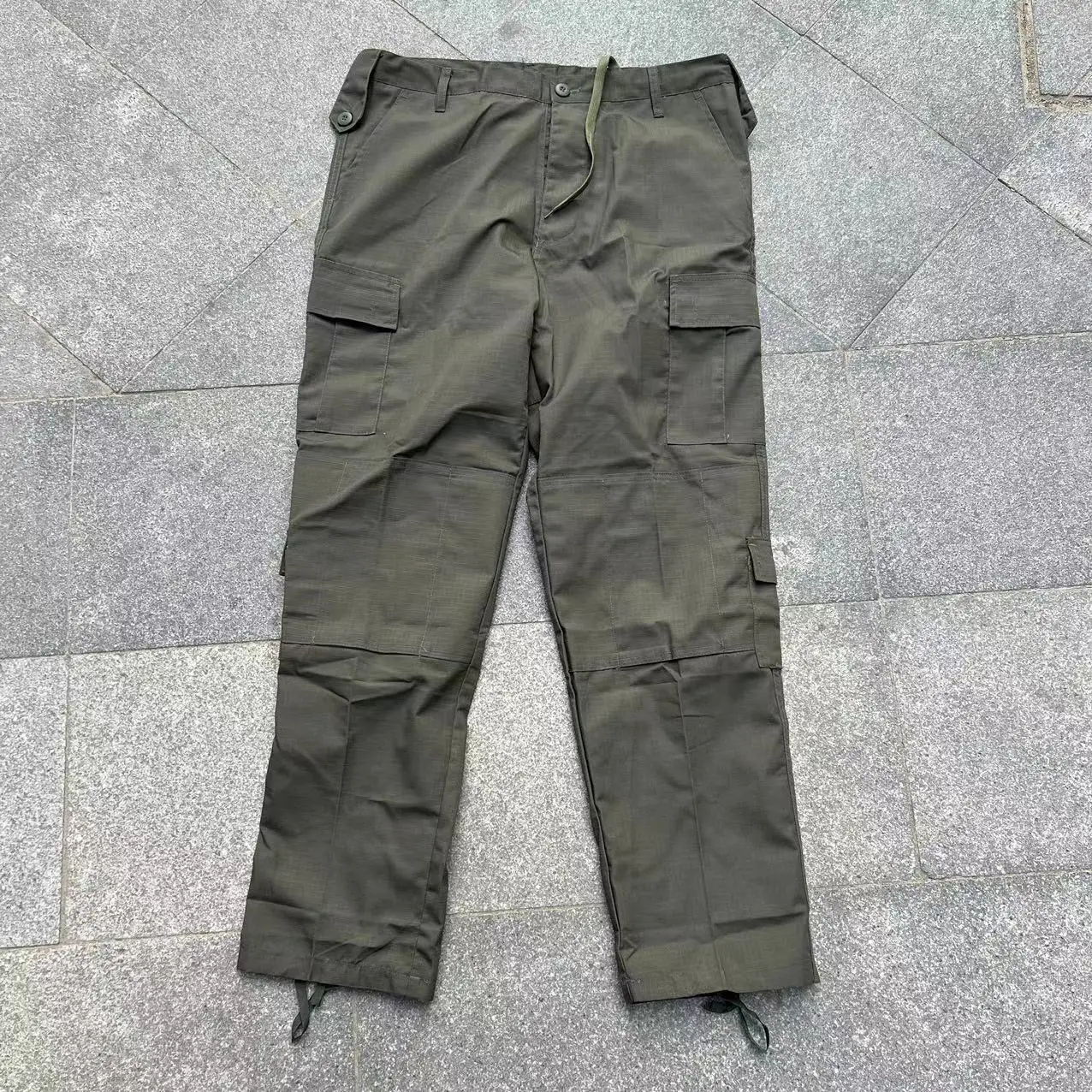 Vista del pantalón para uso exterior