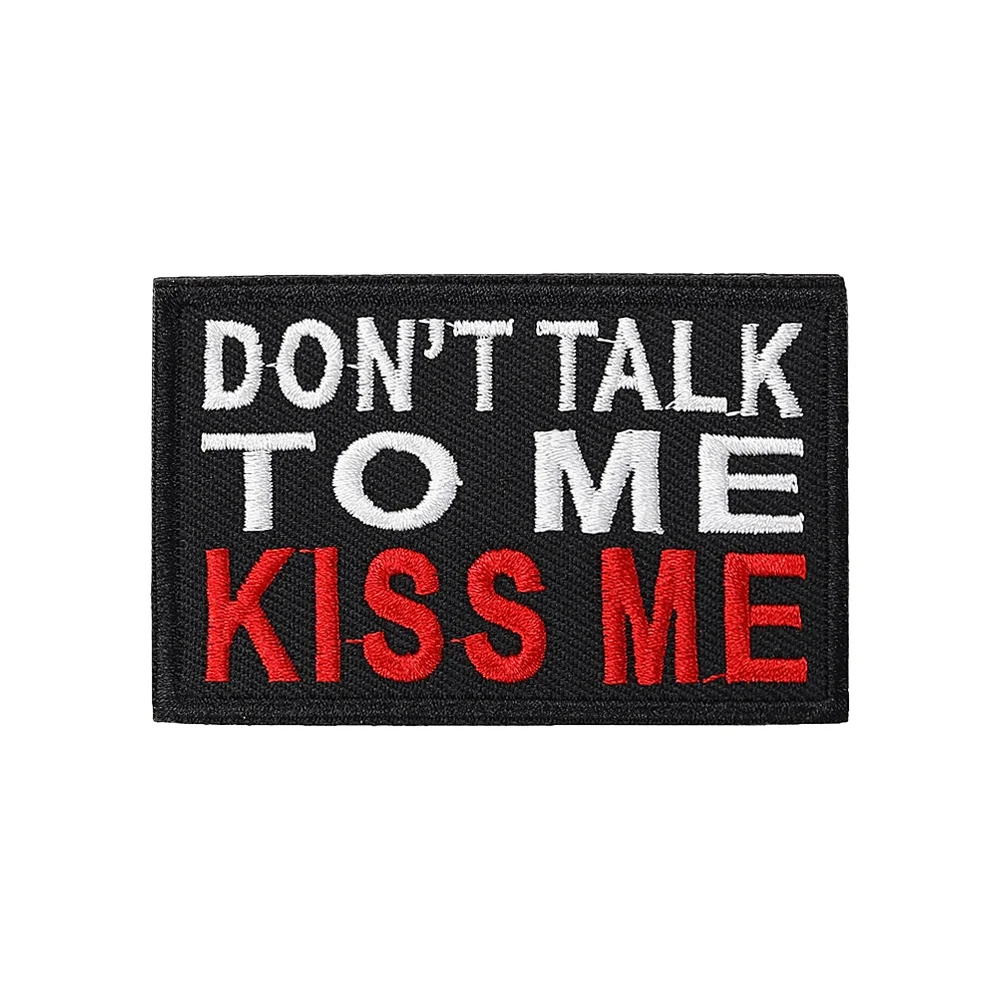 Parche bordado KISS ME estilo meme