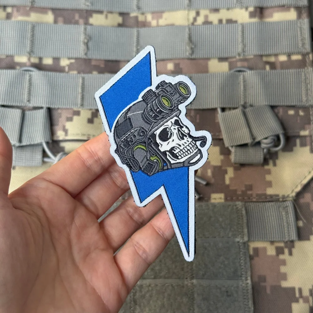 Parche táctico militar rayo y calavera con velcro para brazo - imagen 2