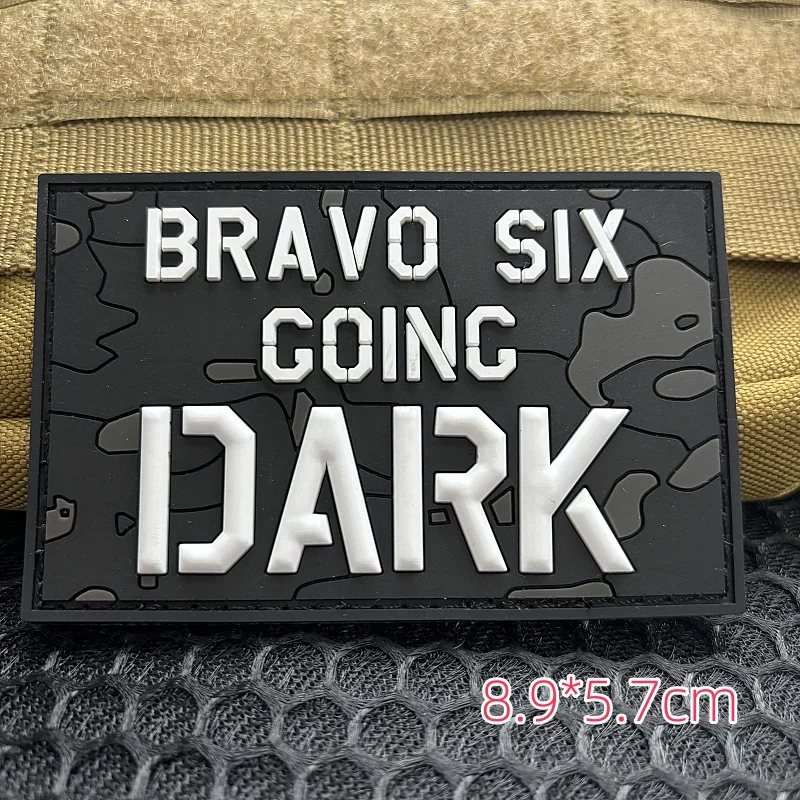 Bravo Six parche táctico 3D PVC moral Going Dark FAFO con velcro - imagen 5