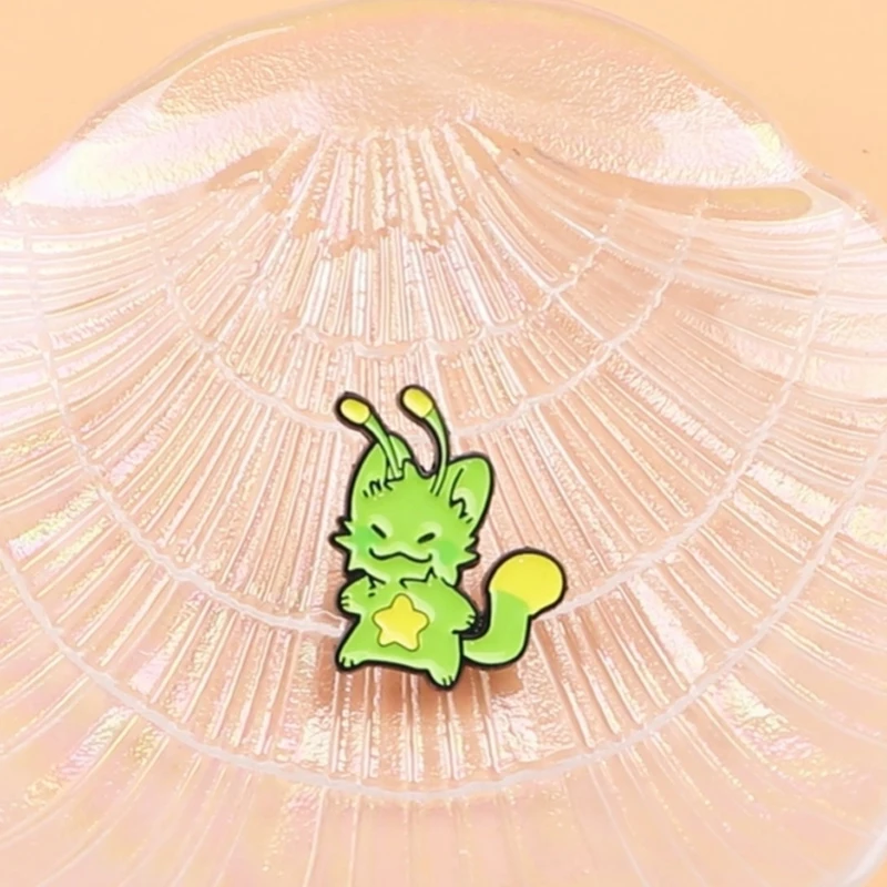 Broche esmaltado gatito verde con tema alien – para mochila y gorra