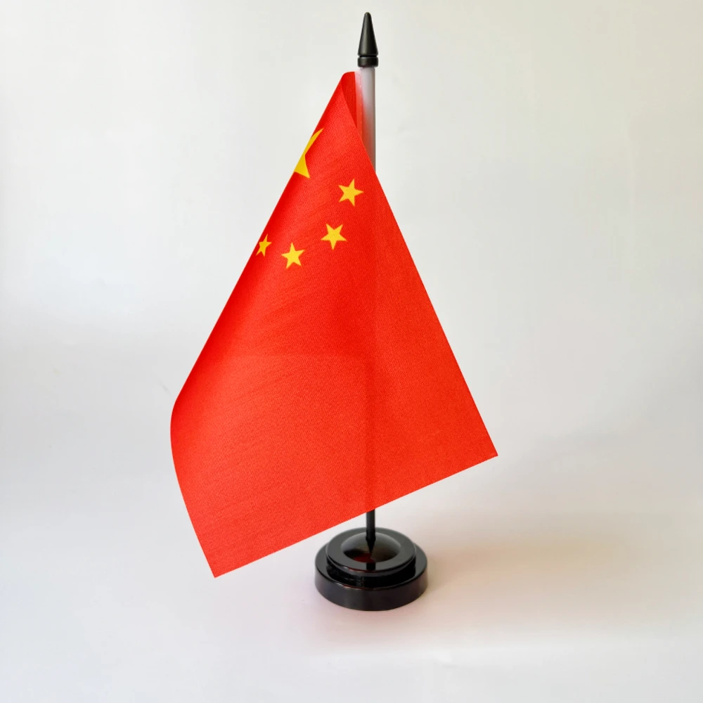 Bandera nacional china en posición vertical sobre escritorio