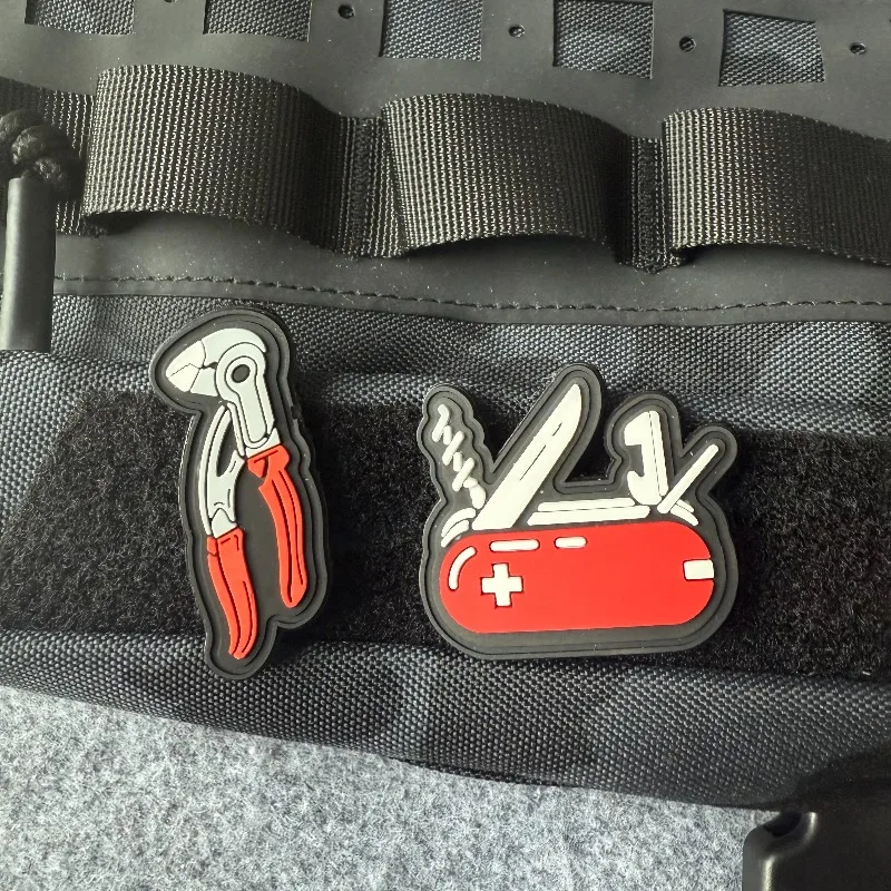 Parche táctico PVC goma – Oso Enojado, navaja suiza y velcro - imagen 5