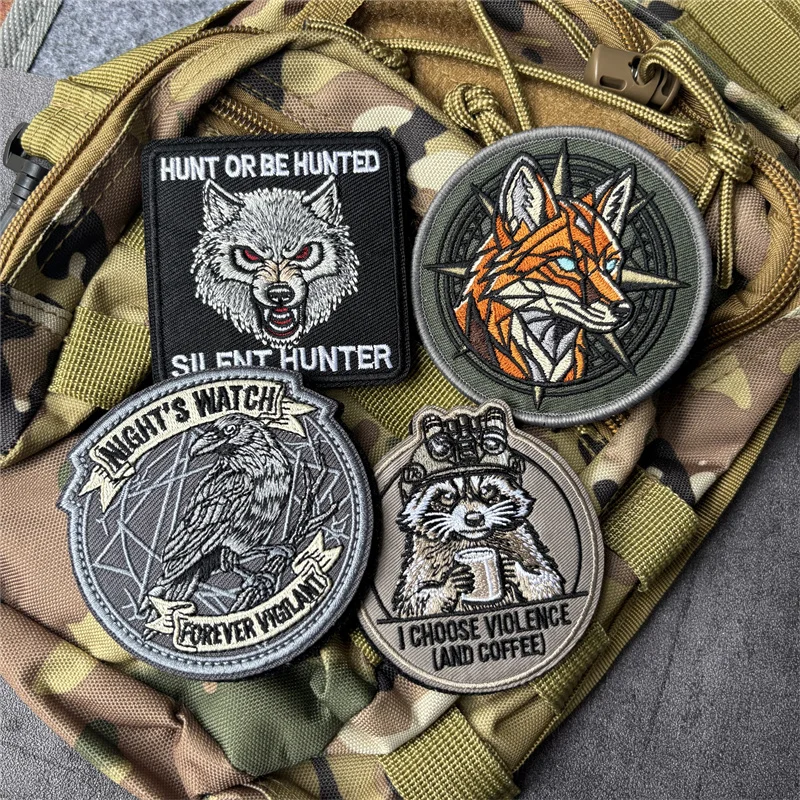 Parche táctico bordado lobo y mapache con velcro, insignia moral - imagen 4