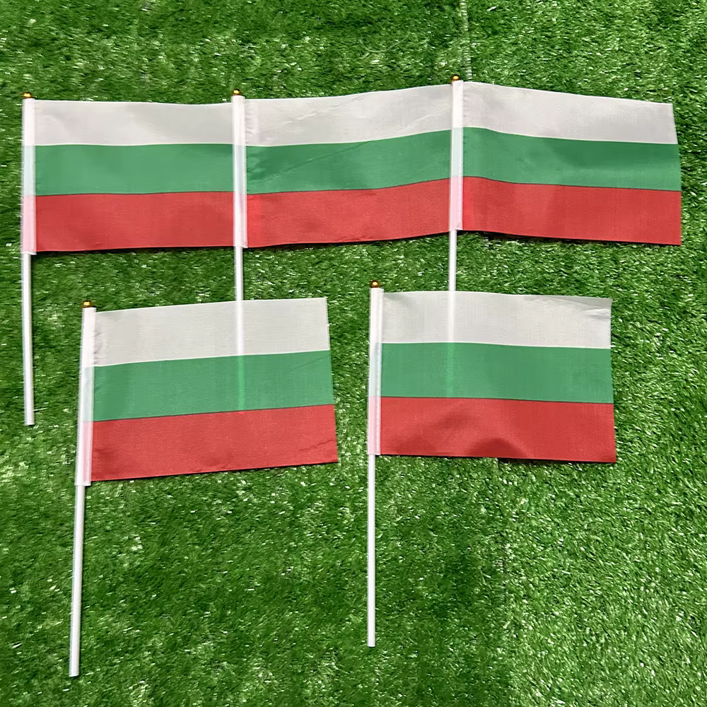 Bandera de Bulgaria ondeando con asta de plástico