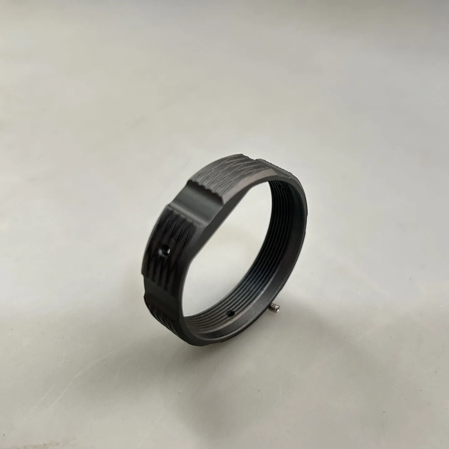 Anillo de retención en forma de D para visión nocturna
