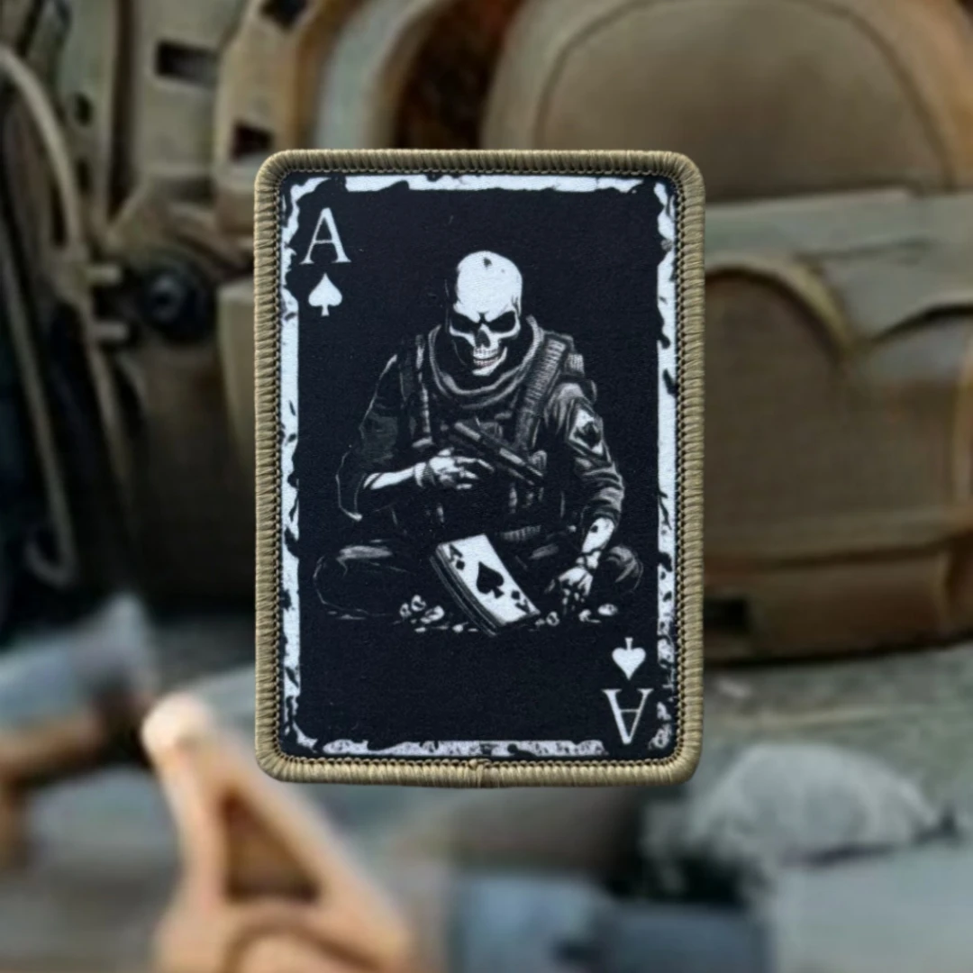 Detalle del diseño del operador de calavera y el as de picas en primer plano
