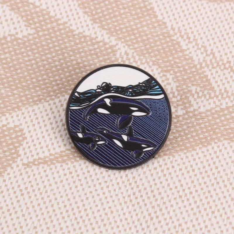 The Whale Lover broche esmaltado Orca Sea Wave para fans de ballenas - imagen 4