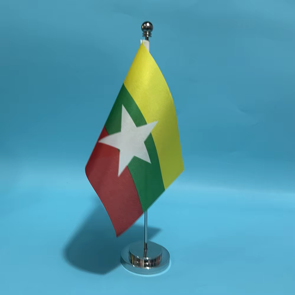 Bandera decorativa colocada sobre una mesa junto a otros objetos de escritorio