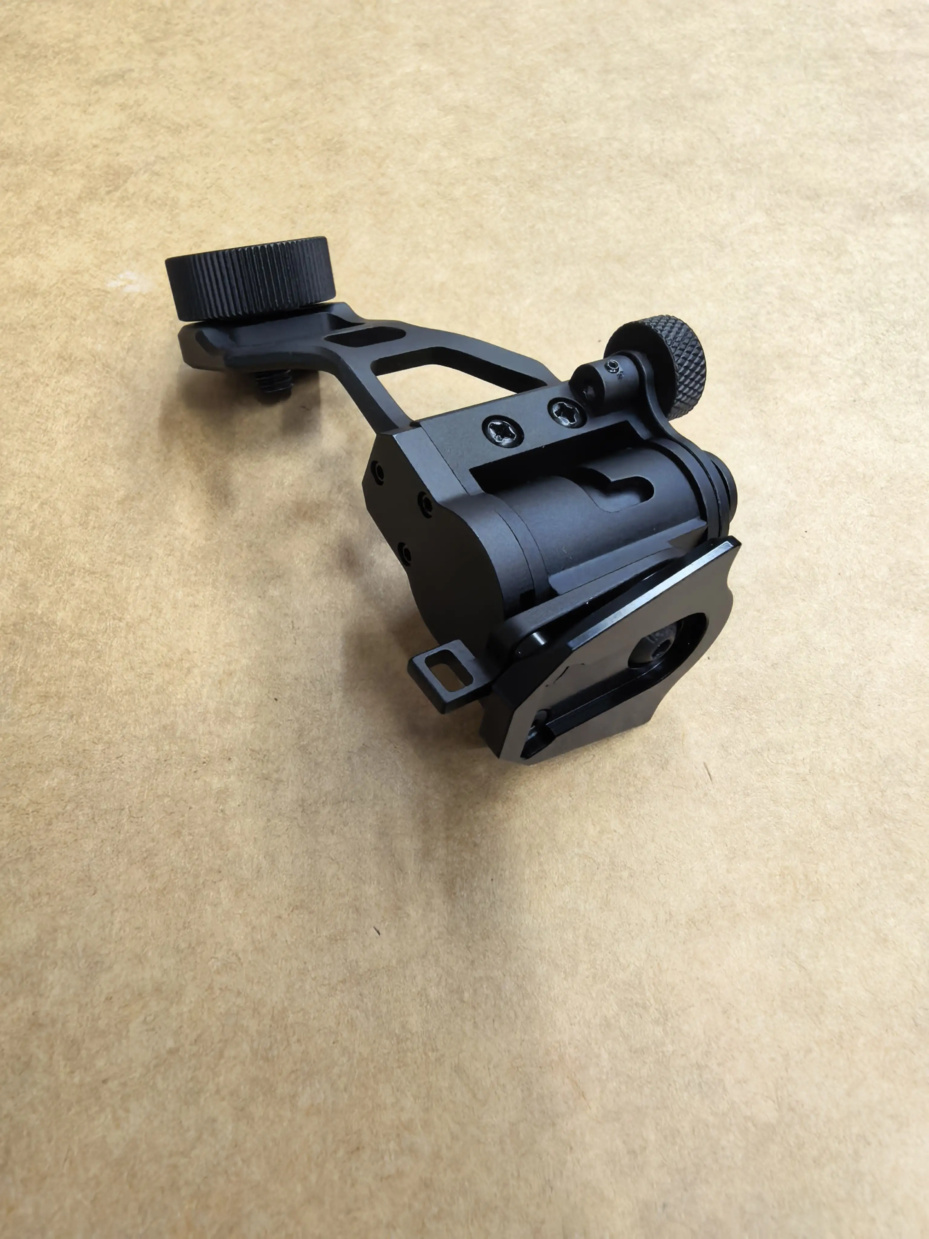 Soporte adaptador PVS-14 en J metálico para casco con puente Dovetail - imagen 5