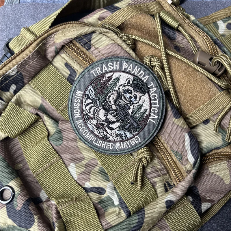 Parche táctico bordado mapache militar con velcro y MOLLE - imagen 2