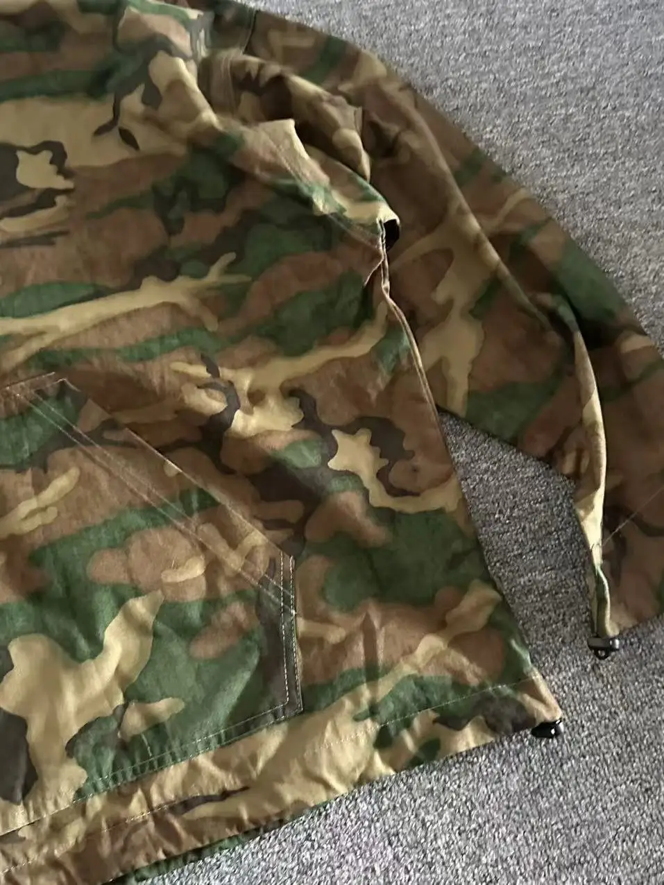 Chaqueta táctica con capucha camuflaje exterior, bolsillos y cordón - imagen 4