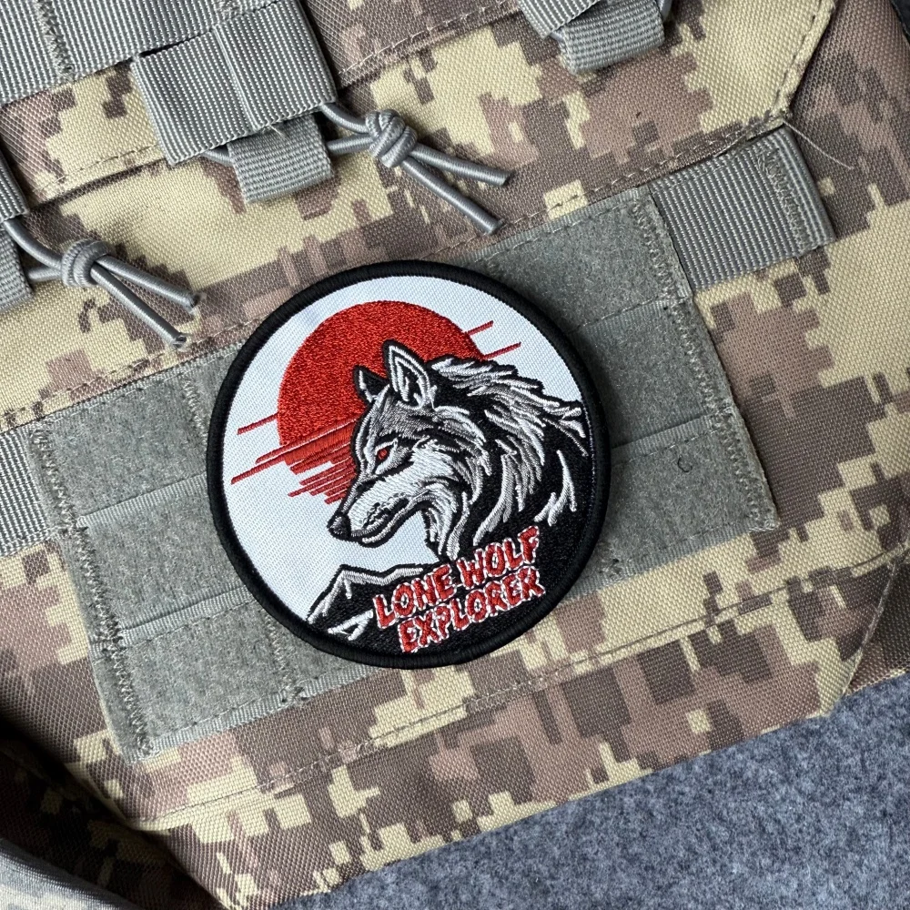Parche táctico bordado Lone Wolf Explorer con velcro para mochila - imagen 5