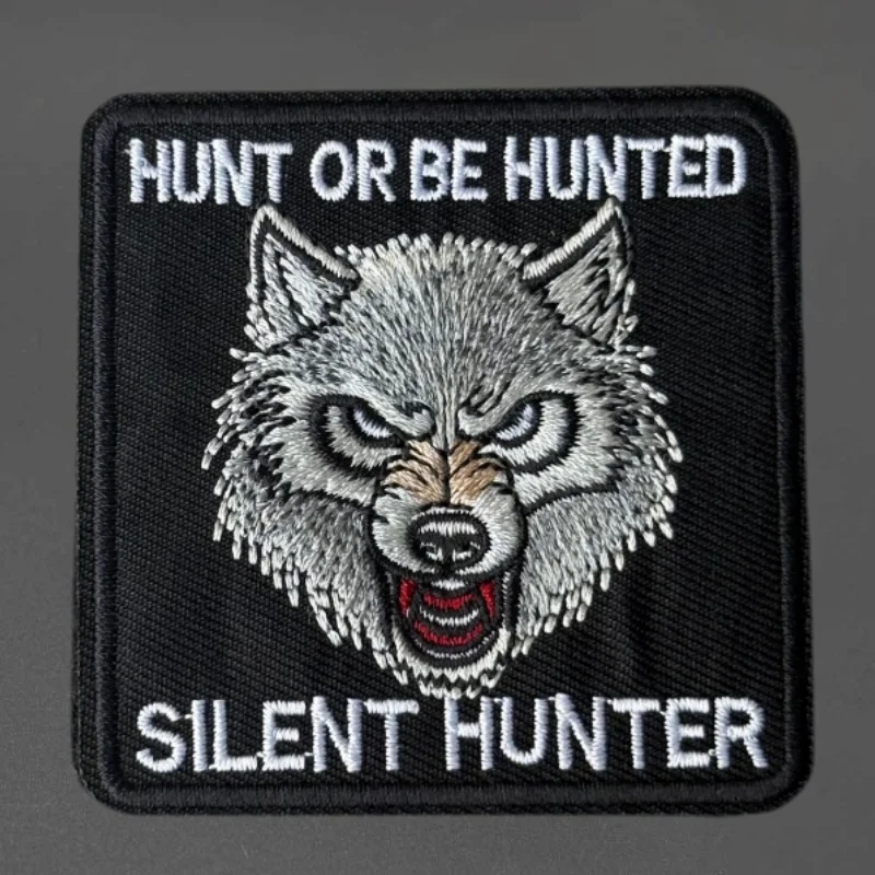 Parche táctico bordado Silent Hunter Wolf con velcro para chaleco - imagen 2