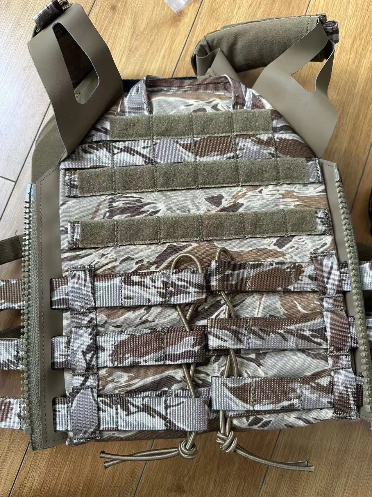 Chaleco ligero con patrón camuflado