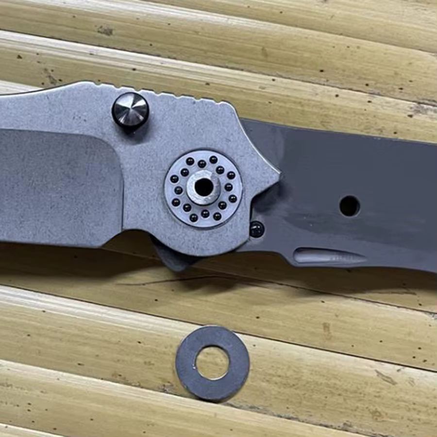 Cuchillo plegable con mango de titanio y hoja S35VN