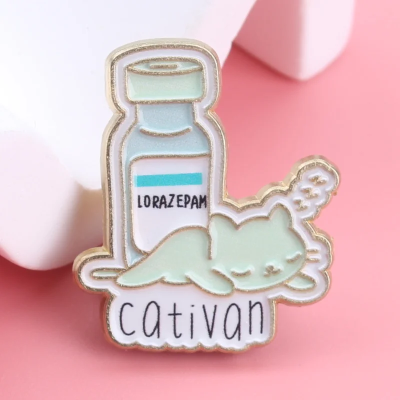 Broche de gato durmiente esmaltado en tono decorativo