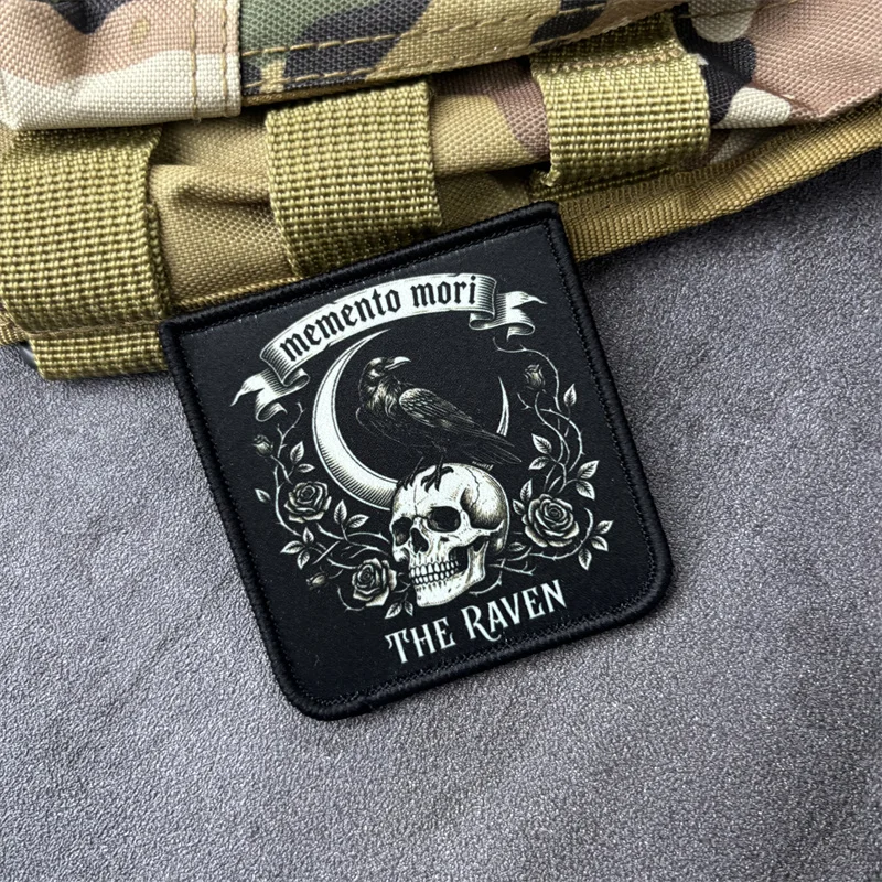 Parche táctico militar Memento Mori con cuervo, gancho y bucle - imagen 3