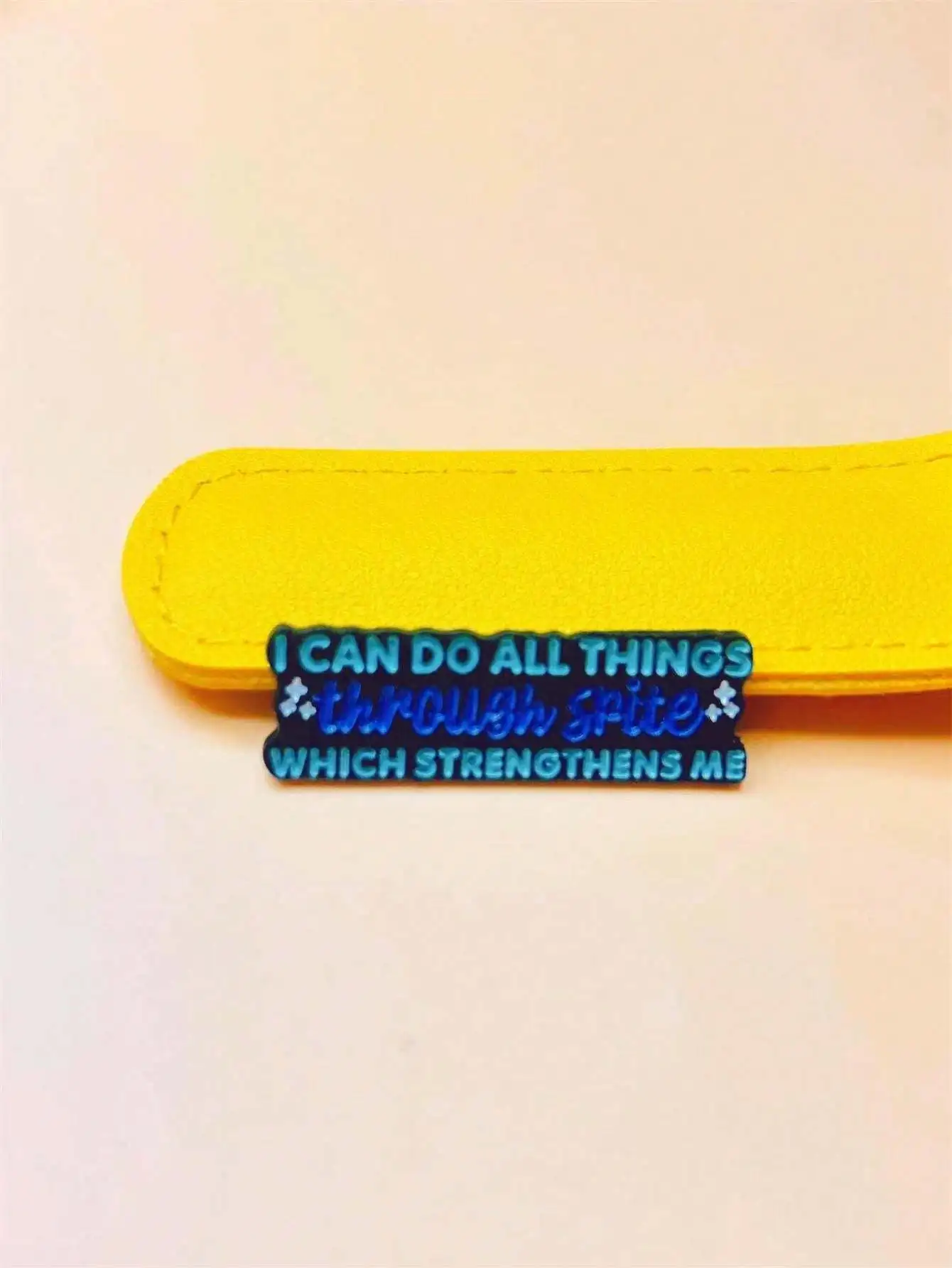 Insignia tipo pin con frase sagrada para mochila y uso diario - imagen 4