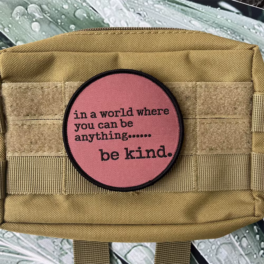 Detalle de Be Kind en diferentes superficies