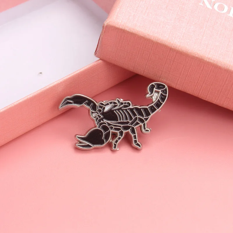 Pin esmaltado escorpión vintage negro estilo gótico – Broche - imagen 2