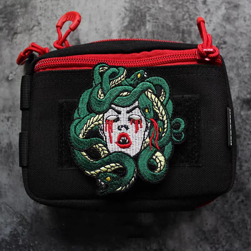 Parche bordado medusa roja con lágrimas de sangre – para coser