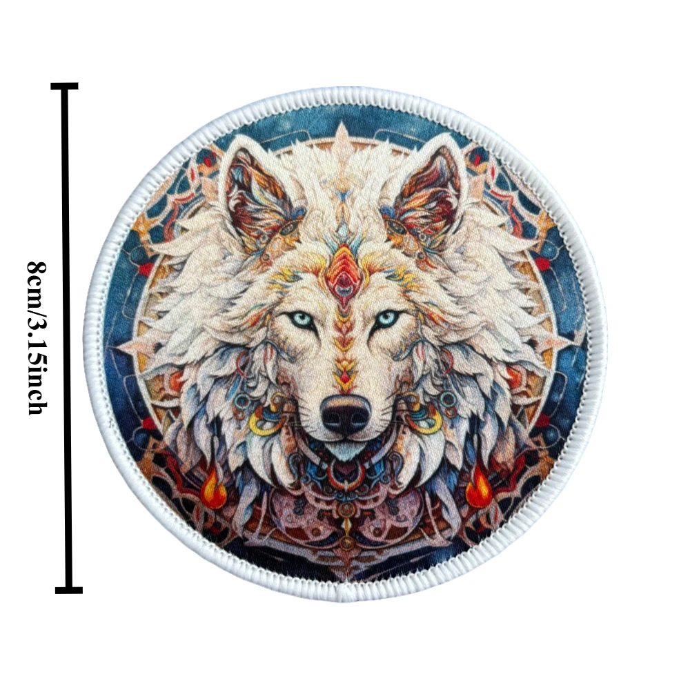 Detalle del parche de lobo bordado con sistema de fijación de gancho y bucle