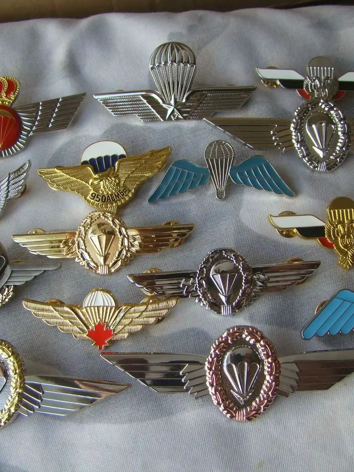 Insignia de vuelo militar metálica sobre fondo oscuro