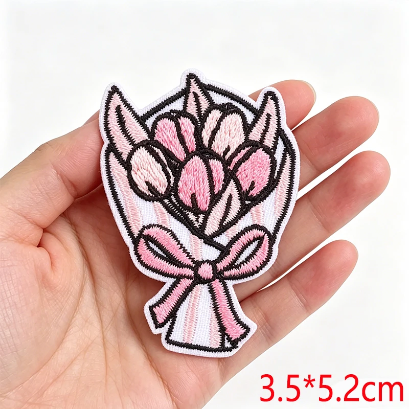 Parches termoadhesivos bordados corazón rosa lazo y labial para gorra