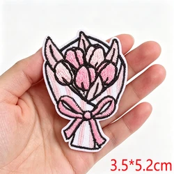 Parches termoadhesivos bordados corazón rosa lazo y labial para gorra