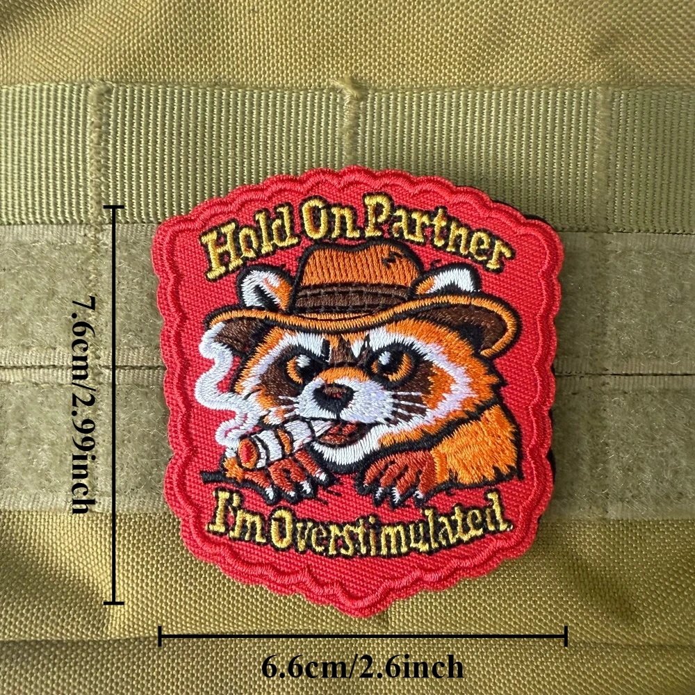 Parche táctico bordado de mapache fumador con velcro - imagen 4
