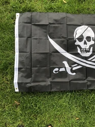 Bandera pirata Jolly Roger con cráneo doble y cuchillo
