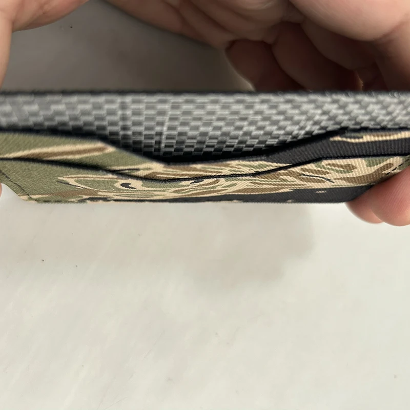 Estuche de identificación con estética táctica