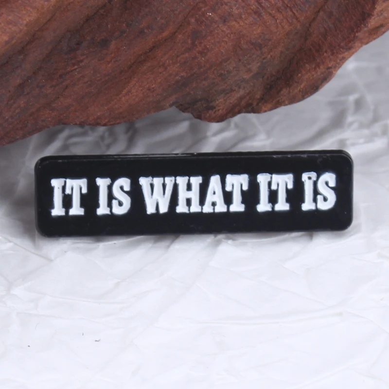 Broche de metal táctico con inscripción Es lo que es - imagen 3