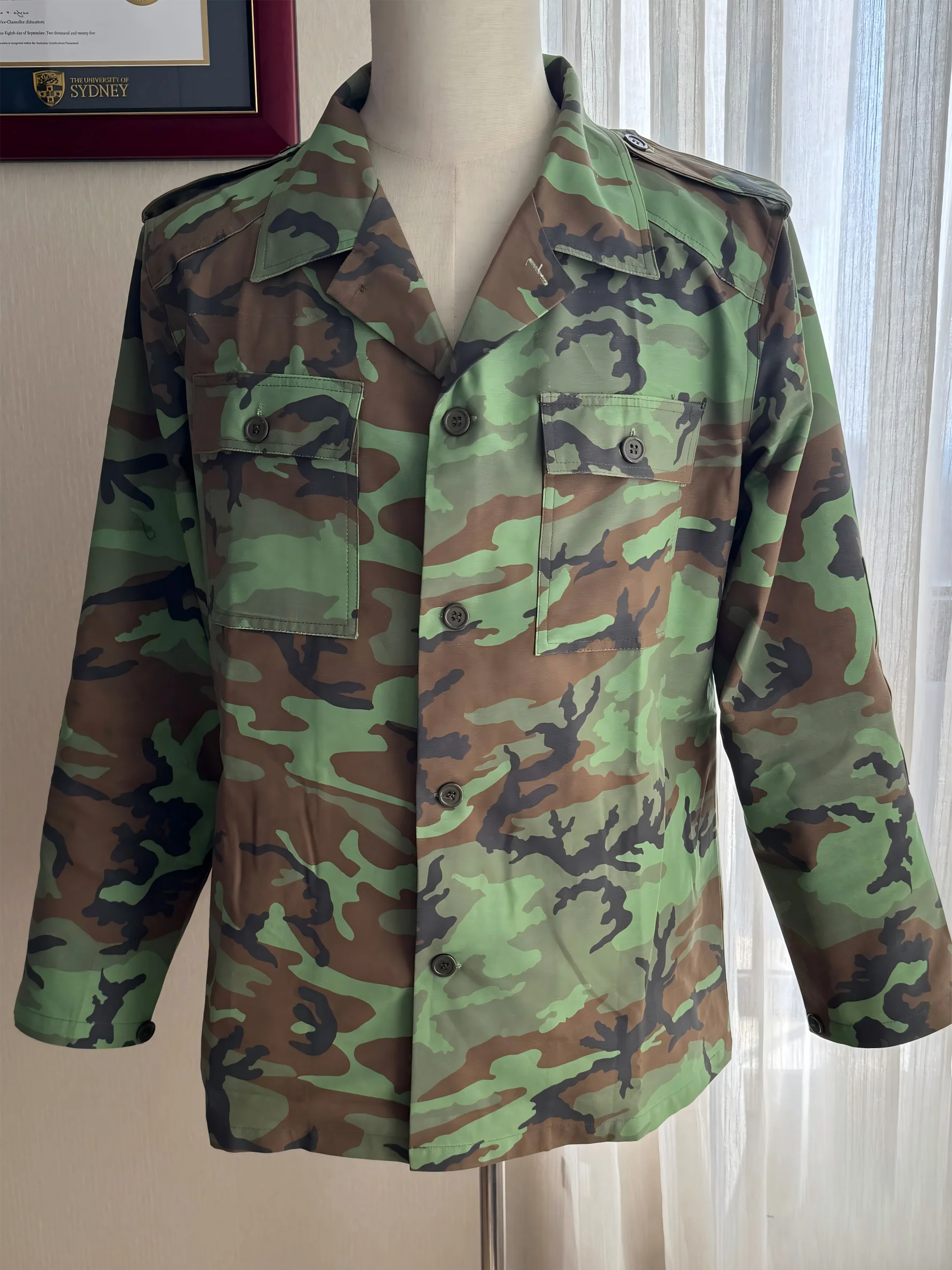 Detalle del tejido y diseño de la camisa militar