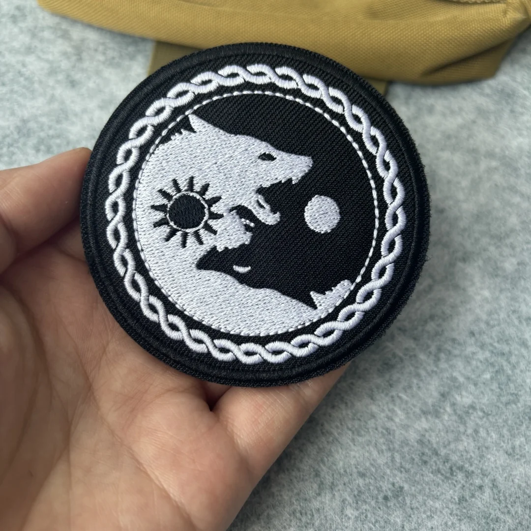 Parche militar bordado Yin Yang Fenrir – Gancho y bucle para mochila - imagen 4