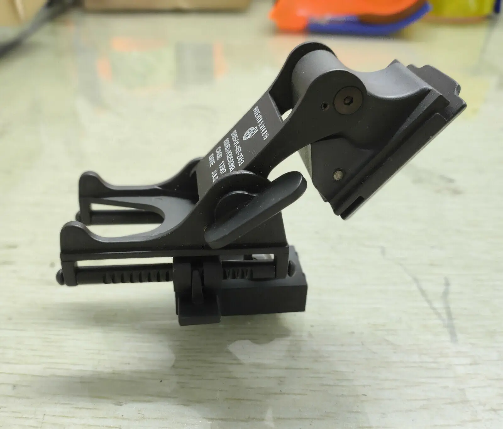 Soporte metálico para casco táctico
