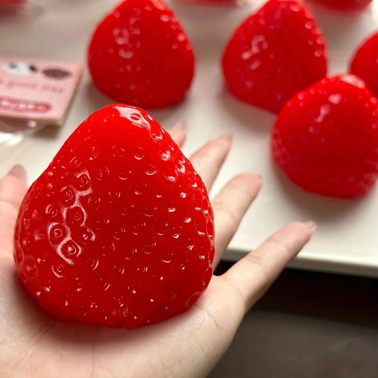 Juguete sensorial fresa de peluche, fruta para niños y fiestas - imagen 2