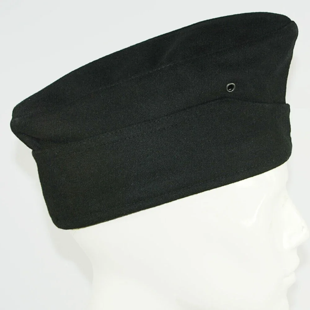 Detalle de la gorra en color negro
