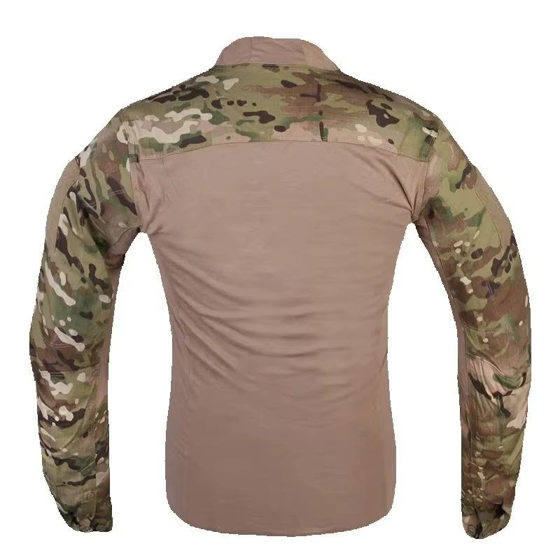 Vista completa de la camiseta táctica Emersongear en entorno exterior