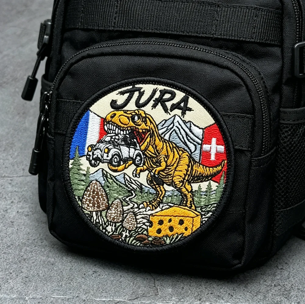 Detalle del parche bordado con estética punk biker